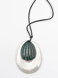 Collier pendentif amande