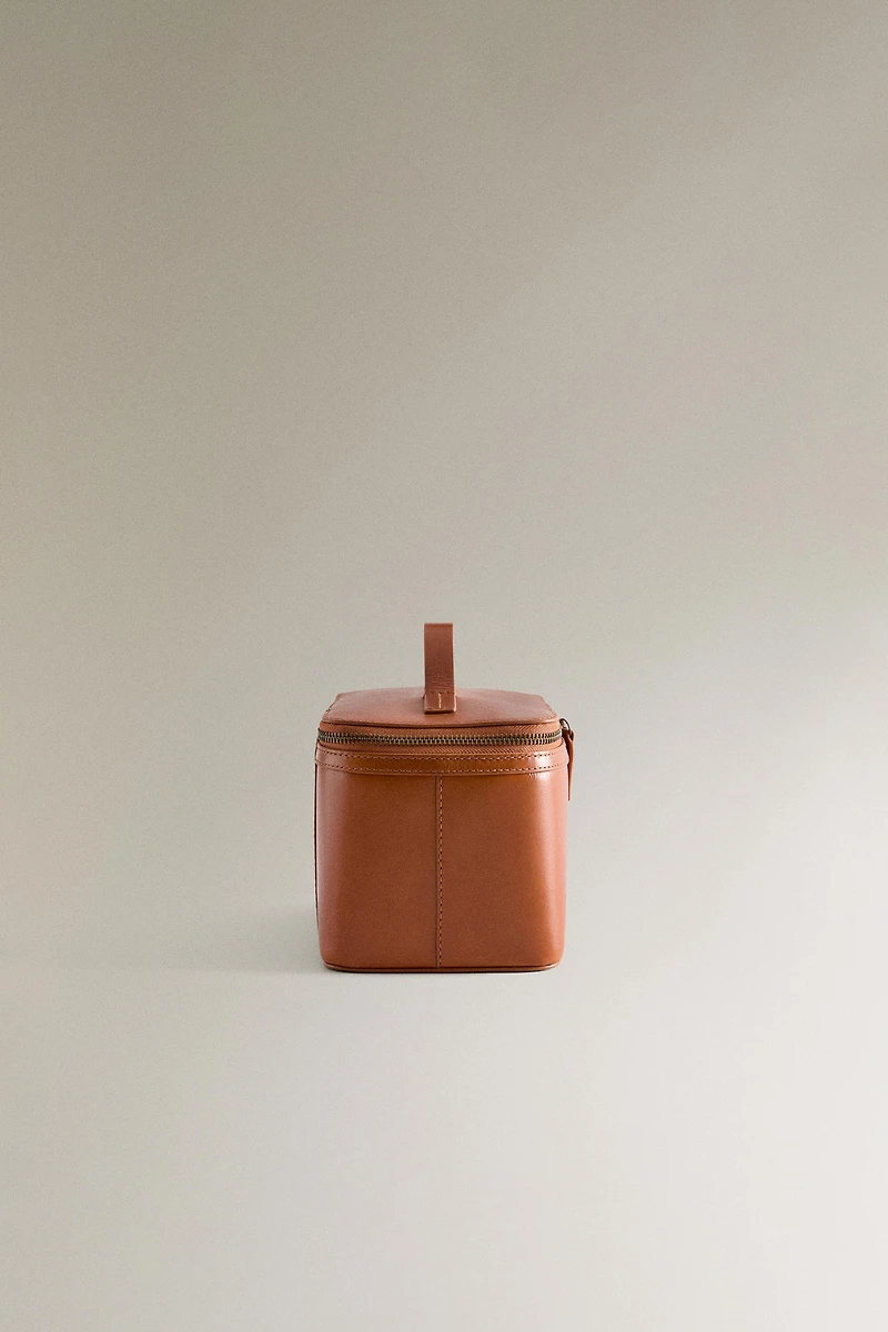 SMALL LEATHER TOILETRY BAG