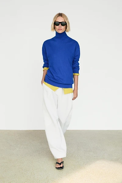 100% cashmere high neck knit sweater
