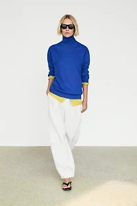 100% cashmere high neck knit sweater