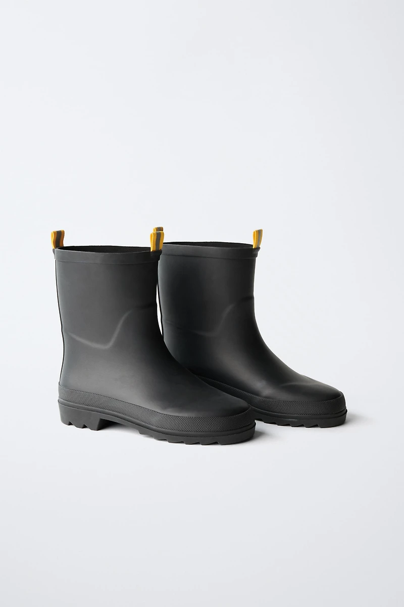 BASIC RAIN BOOTS