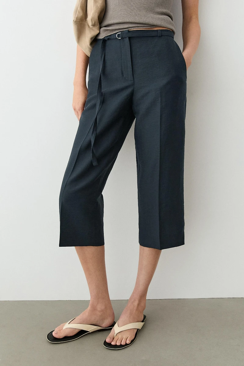 Flowing cotton and linen blend Bermuda shorts with belt