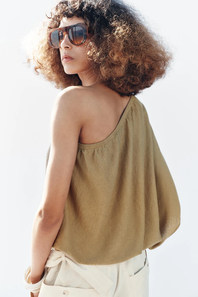 ASYMMETRIC KNIT TOP