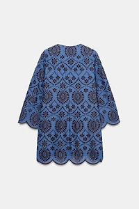 ROBE COURTE À BRODERIES PERFORÉES