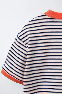 T-SHIRT À RAYURES AVEC ÉTIQUETTE