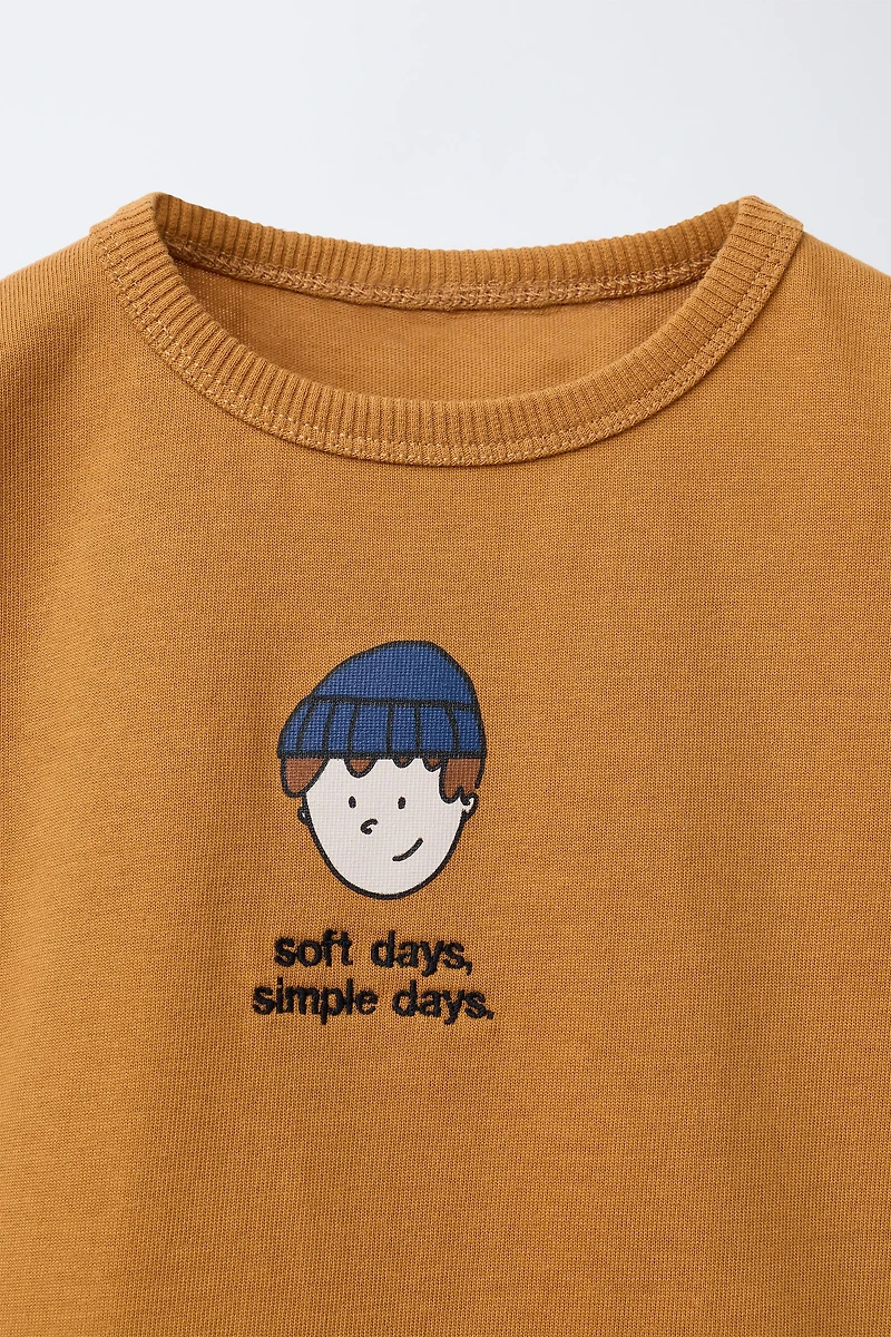 T-SHIRT À IMPRIMÉ ET INSCRIPTION BRODÉE