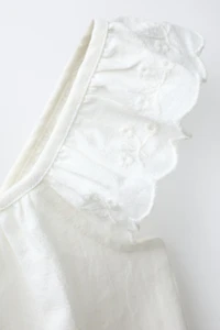 EMBROIDERED ROMANTIC TOP