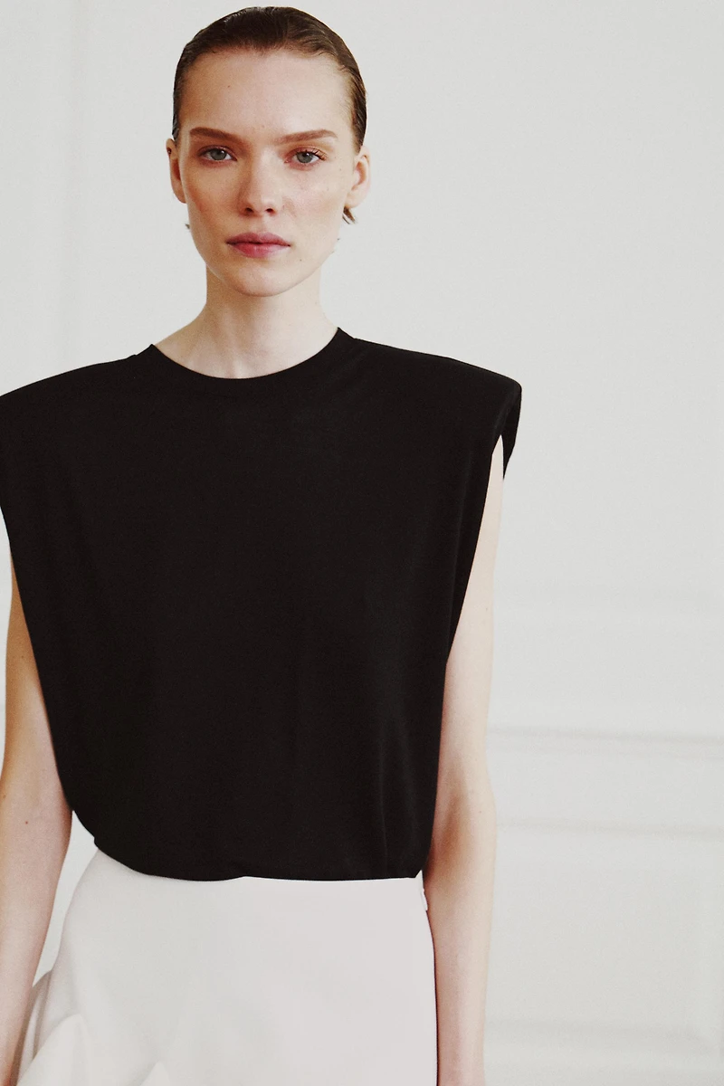 FLUID SLEEVELESS SHOULDER PAD T-SHIRT