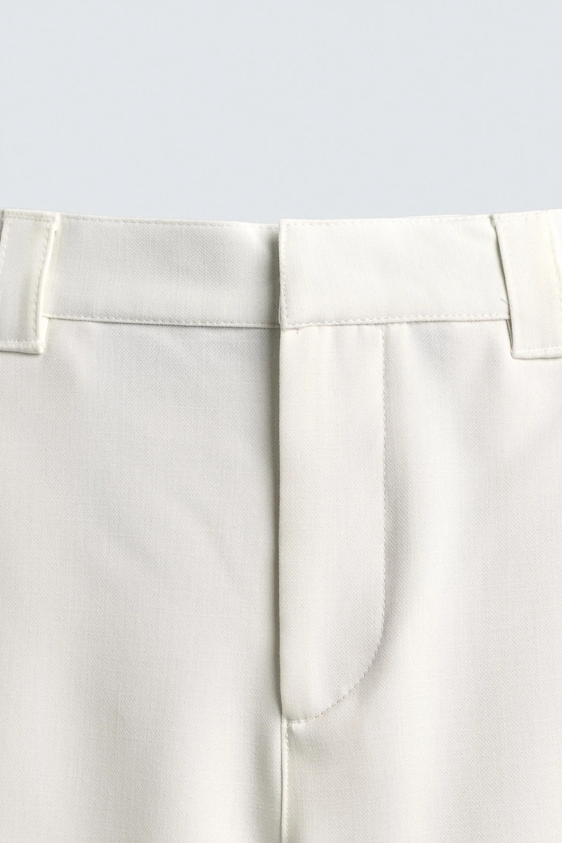 BERMUDA RELAXED FIT PLIS LATÉRAUX