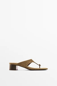 Heeled sandals with knot