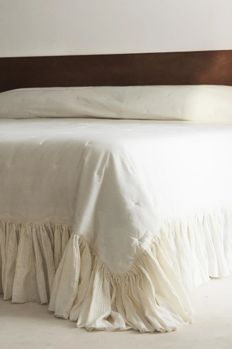 COTTON QUILT WITH RUFFLES