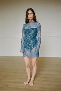 ROBE COURTE EN DENTELLE