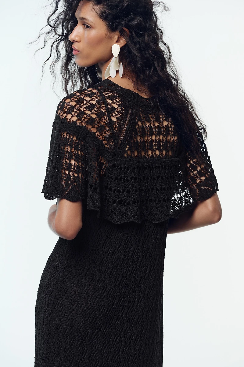 ROBE LONGUE EN MAILLE POINTELLE À VOLANT