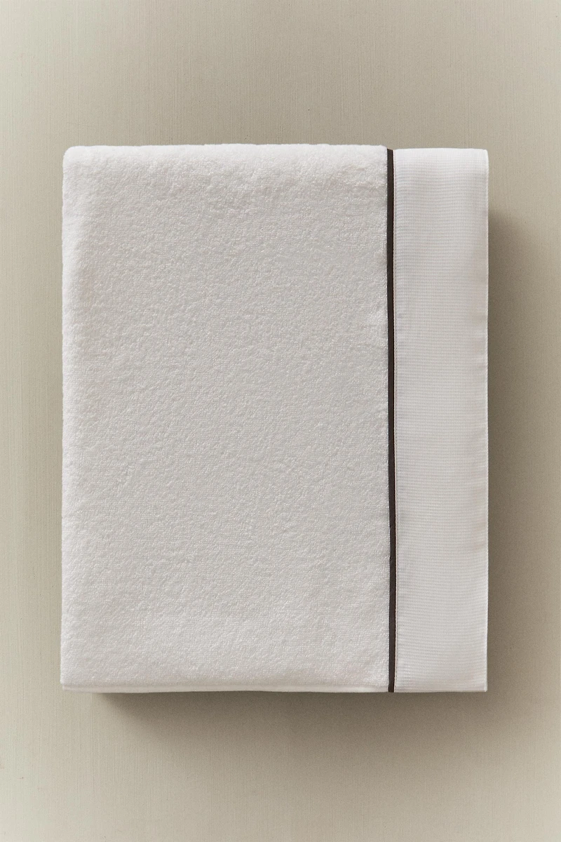 BATH TOWEL WITH PIQUÉ BAND
