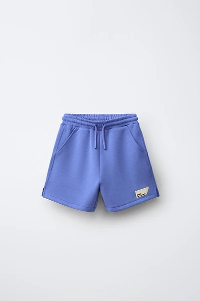SHORT EN INTERLOCK À ÉTIQUETTE