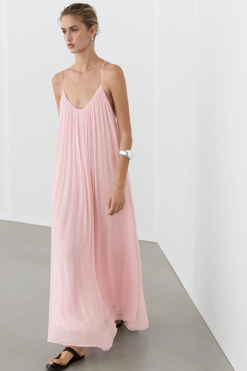 Robe fluide à fines bretelles et plis