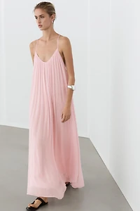 Robe fluide à fines bretelles et plis