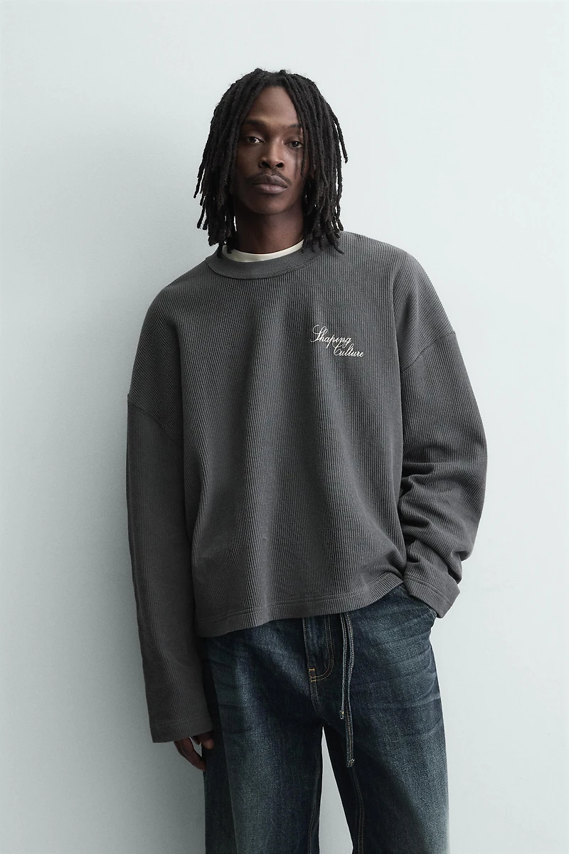 TEXTURED PRINTED TEXT SWEATSHIRT