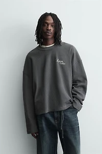 TEXTURED PRINTED TEXT SWEATSHIRT
