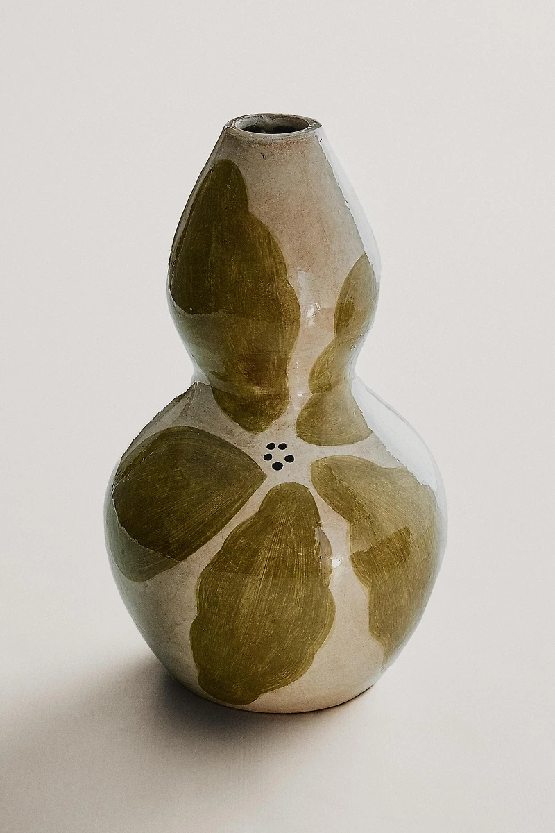 TERRACOTTA VASE WITH FLOWERS