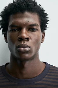 T-SHIRT À RAYURES EN CONTRASTE