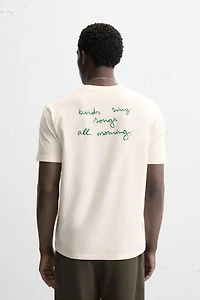 T-SHIRT IMPRIMÉ EN MATIÈRES VARIÉES