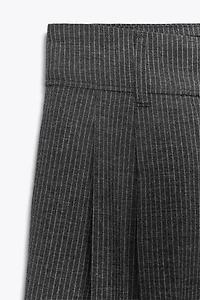 PANTALON À PINCES ET RABATS