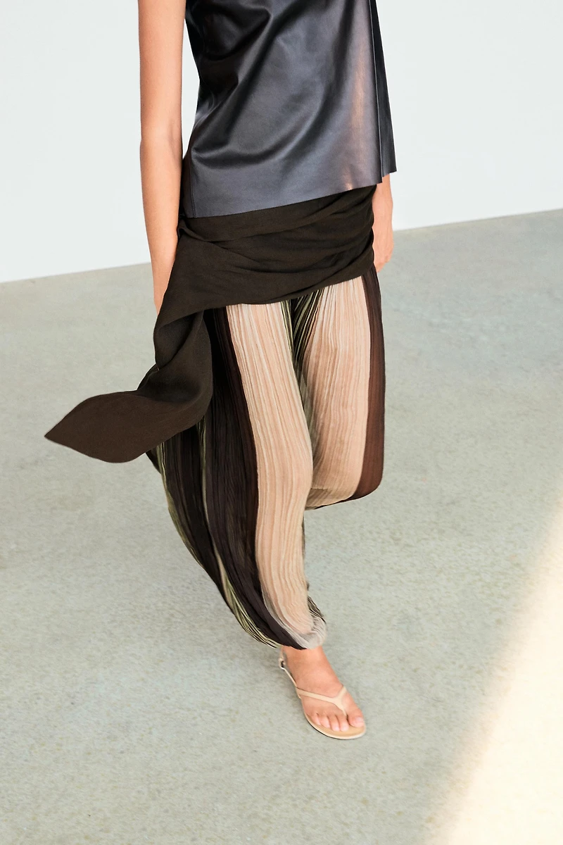 Pantalon fluide à rayures et ceinture