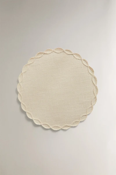 PLACEMAT WITH CHAIN DETAIL