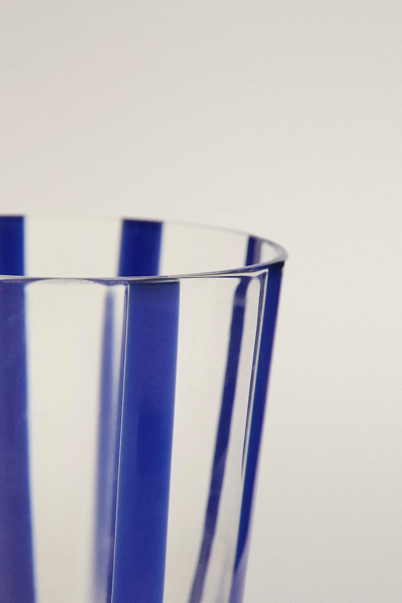 GLASS TUMBLER WITH LINE DESIGN