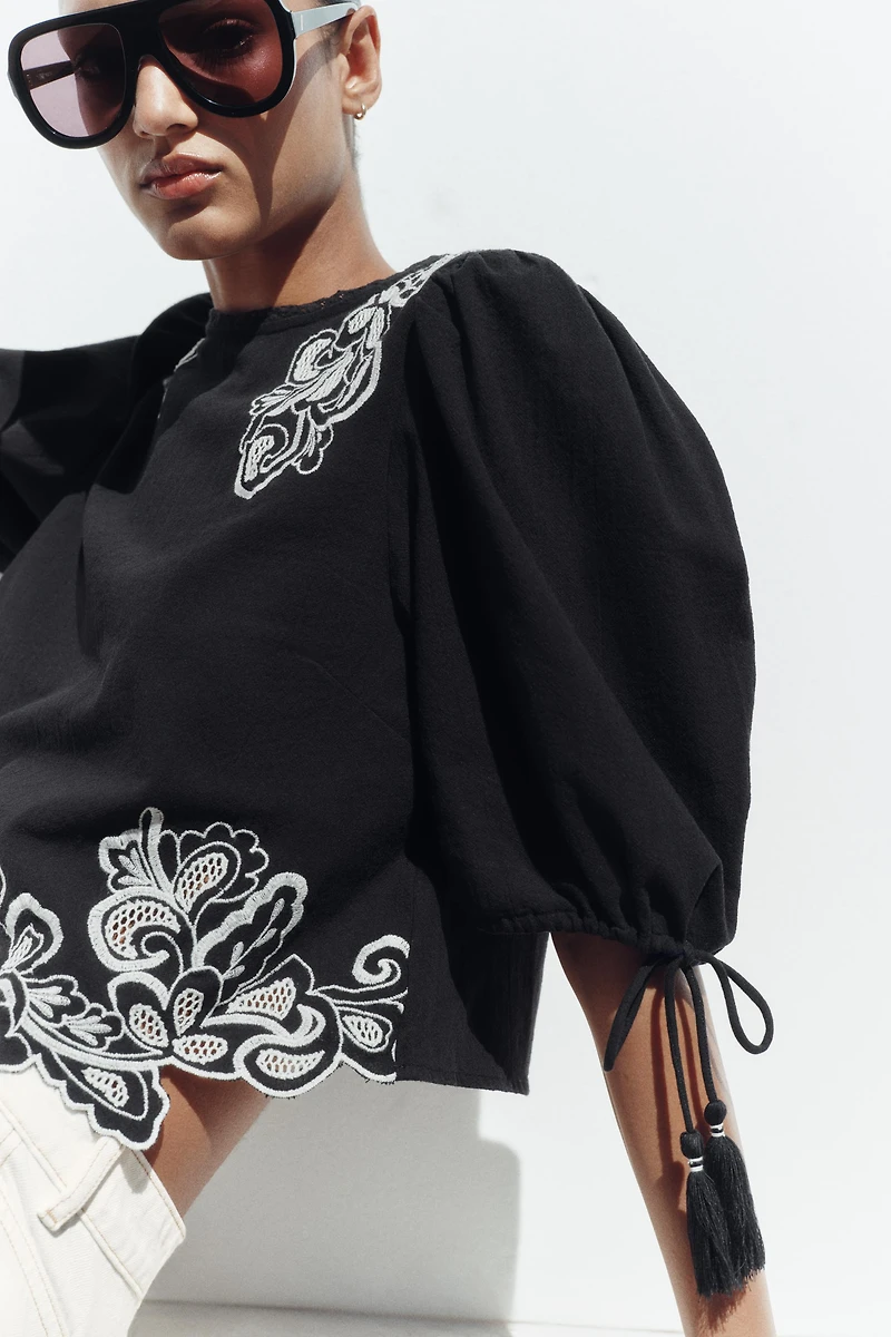 PUFF SLEEVE EMBROIDERED BLOUSE