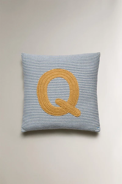 COUSSIN ENFANT BRODÉ LETTRE Q