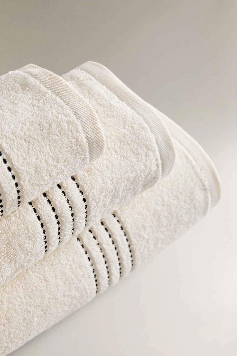 BATH TOWEL WITH CONTRAST PIPING