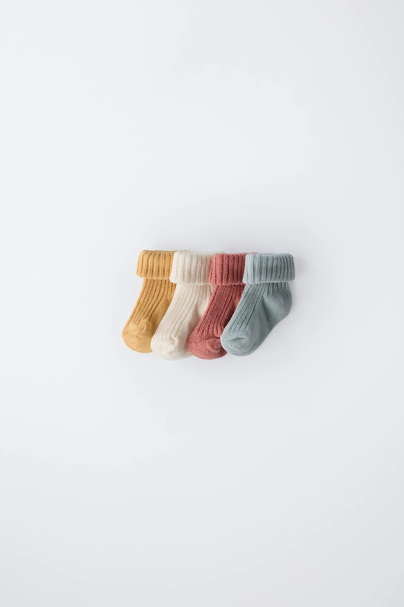 LOT DE QUATRE CHAUSSETTES COULEURS EN BOÎTE