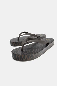 PRINTED FLAT SANDALS
