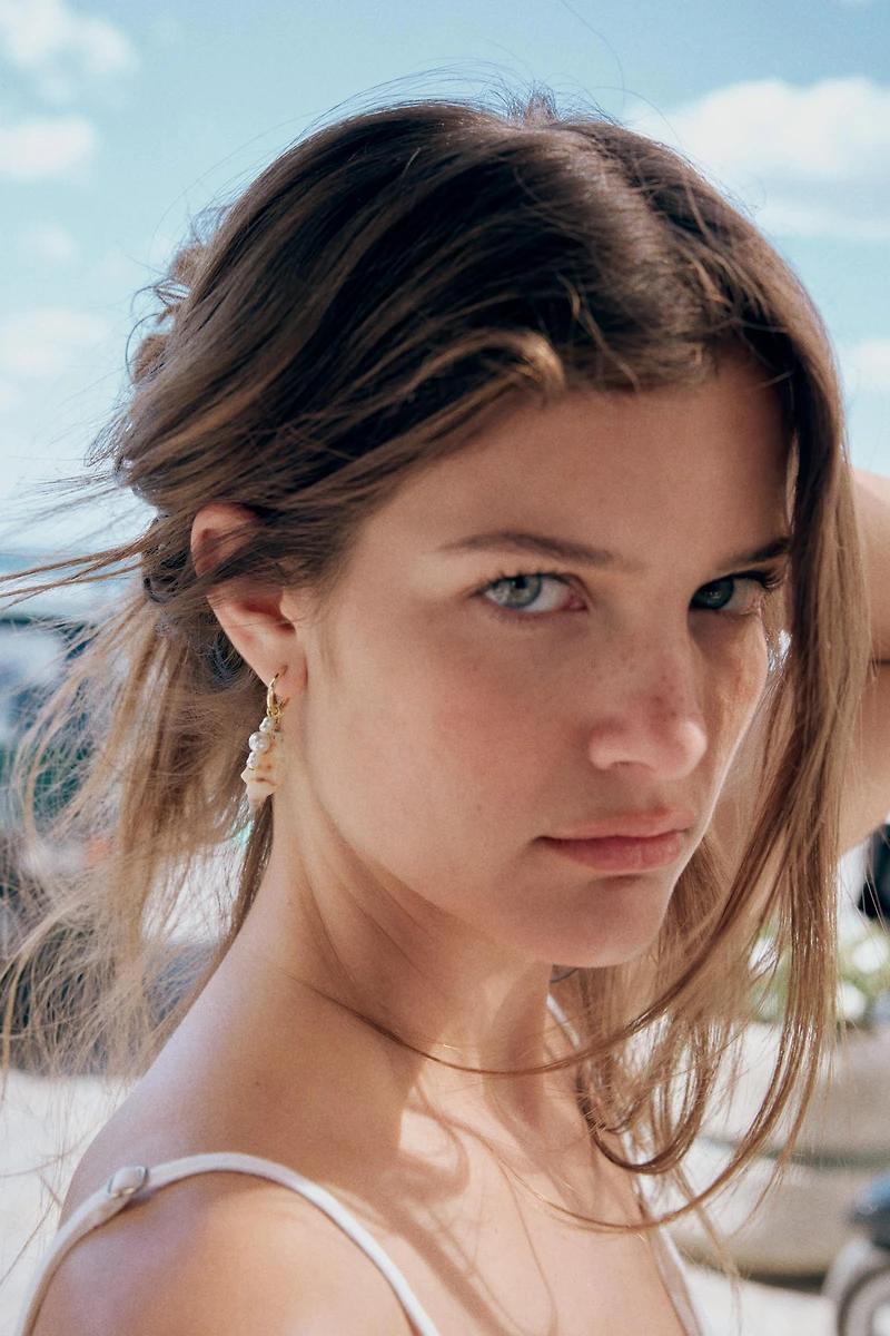 PACK OF SHELL HOOP EARRINGS