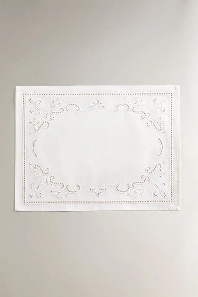 SET DE TABLE BRODERIE ET JOUR ÉCHELLE