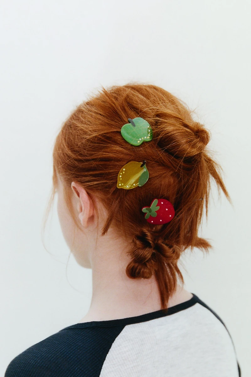 LOT DE TROIS PINCES FRUITS ET BRILLANTS