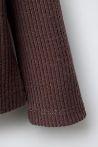 HAUT CÔTELÉ À COL ROULÉ