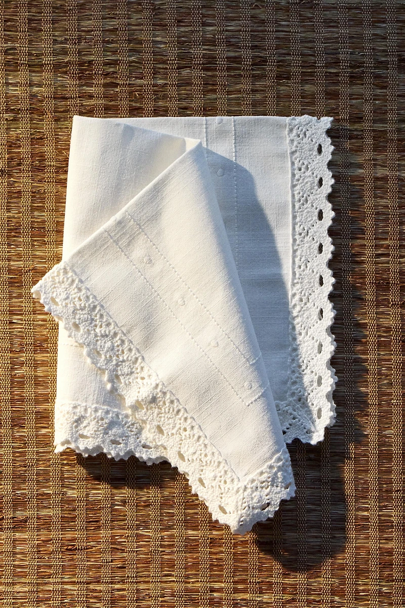 EMBROIDERED COTTON NAPKINS WITH LACE TRIM (PACK OF 2)