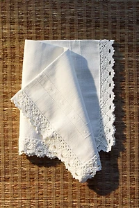 EMBROIDERED COTTON NAPKINS WITH LACE TRIM (PACK OF 2)