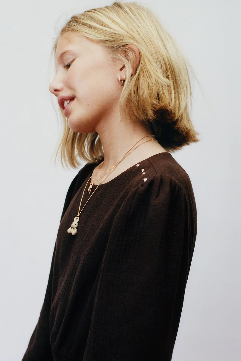 ROBE TEXTURÉE À VOLANTS ET CLOUS