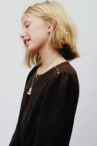 ROBE TEXTURÉE À VOLANTS ET CLOUS