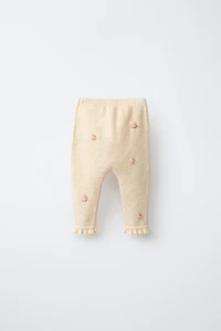 PANTALON AJOURÉ ET POMPONS