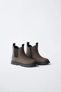 CHELSEA BOOTS