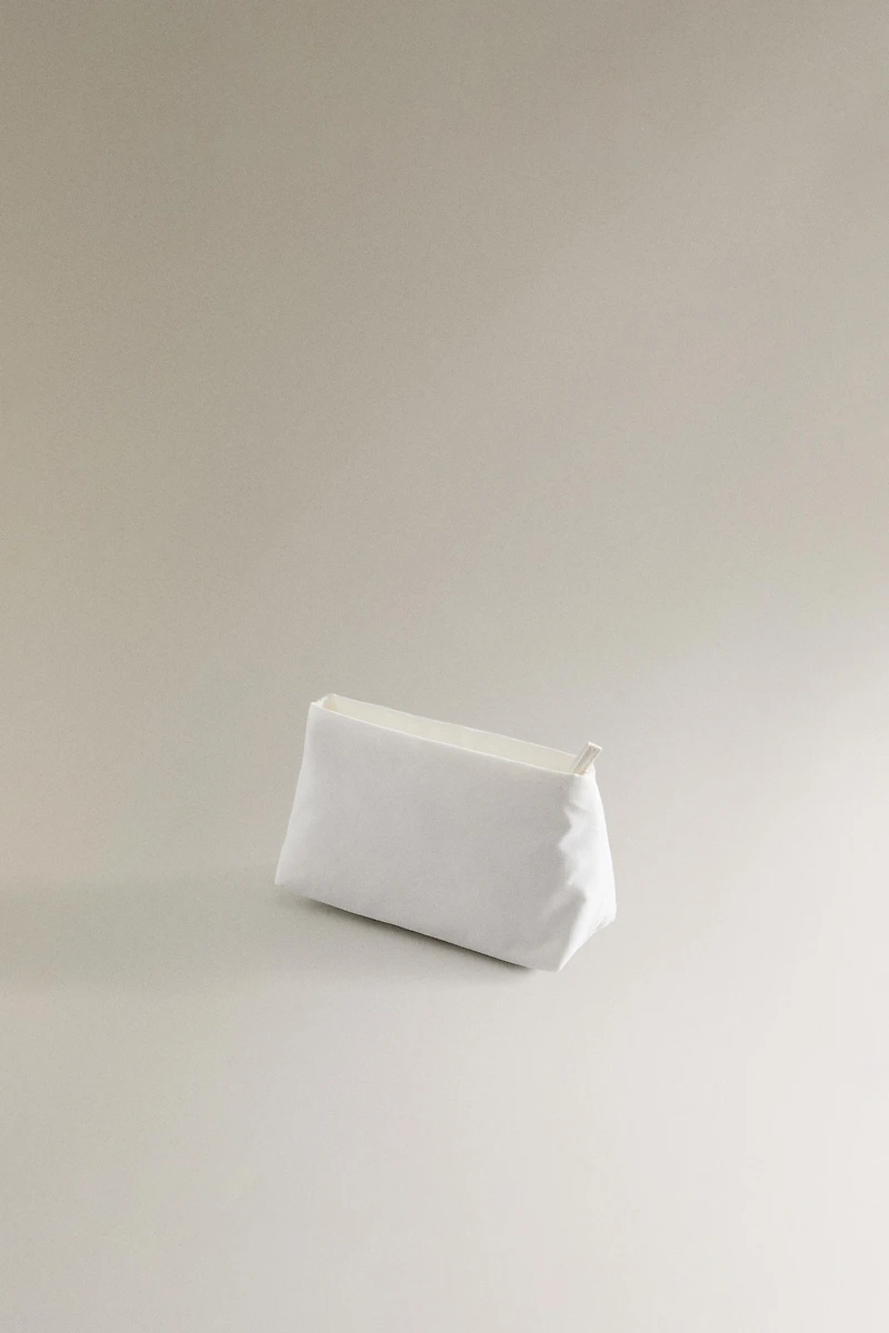 TECHNICAL FABRIC TOILETRY BAG