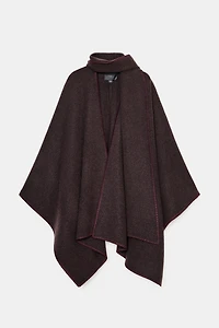 CAPE EN MAILLE AVEC ÉCHARPE ET FIL EN CONTRASTE