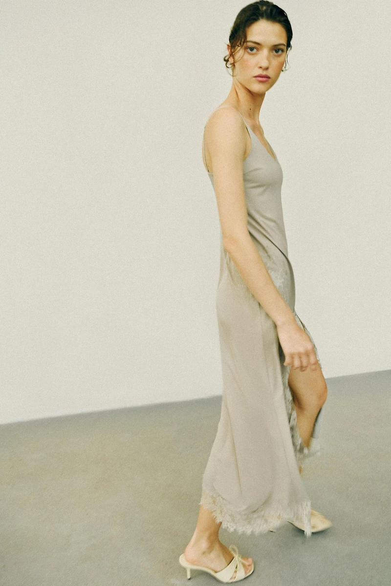 FLOWY LACE DRESS