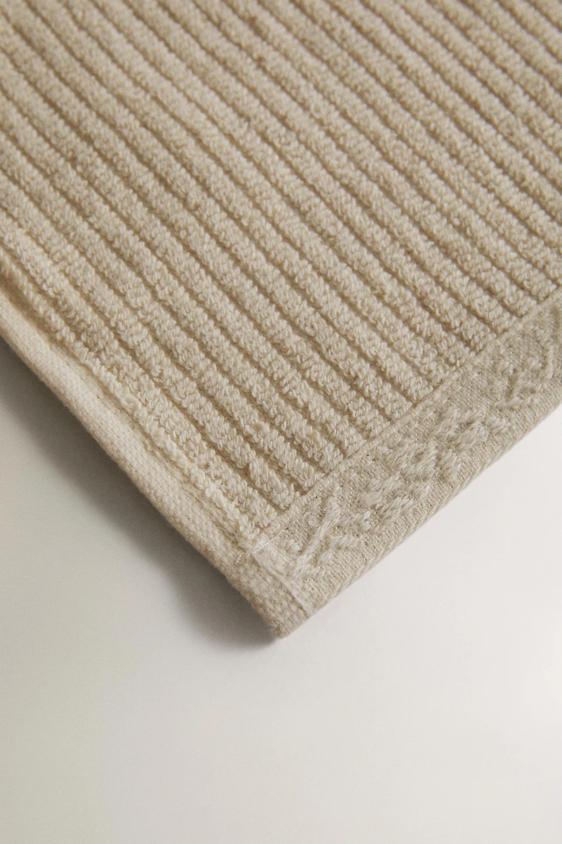 TEXTURED BATH TOWEL