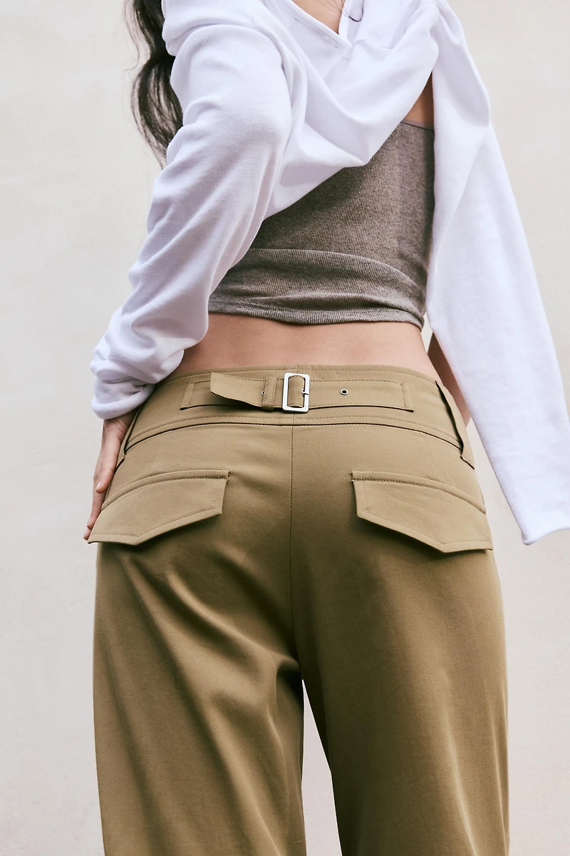 PANTALON CAPRI À BOUCLE
